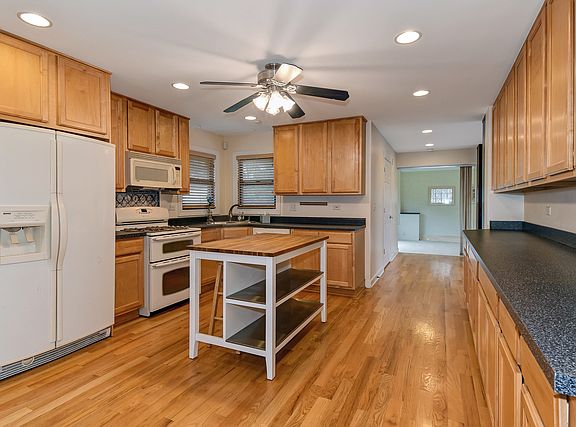 3rd image of 1110 Woodcrest Dr