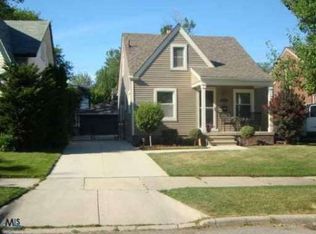 1832 Roslyn Rd, Grosse Pointe Woods, MI 48236