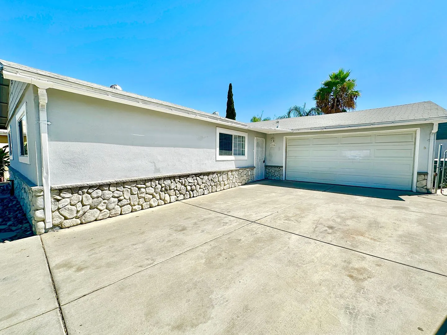 Light, Bright, and Lovely Single-Story Home, with Huge Yard Space and Ample Driveway Parking in E... — Photo 2