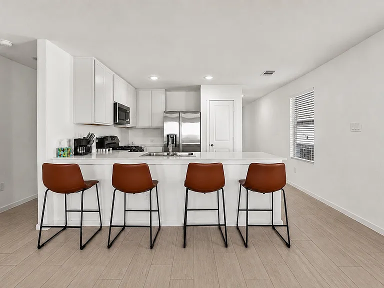 1527 Tiptop Mdw — Photo 3