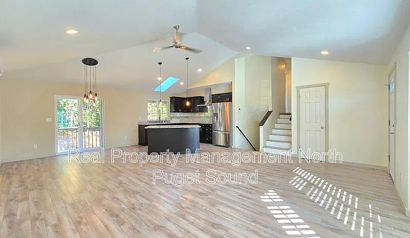 4 bed, 3.0 bath, 1550 sqft, $3,099 — Photo 3