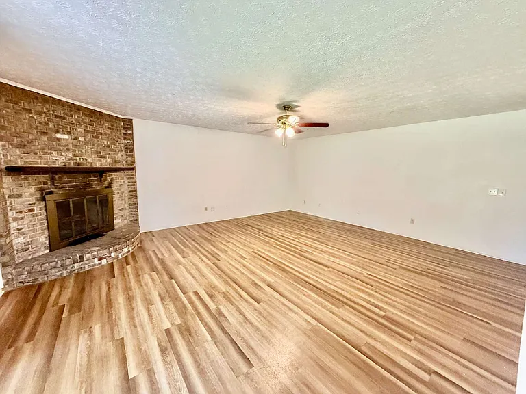 1745 Patricia Ln — Photo 4