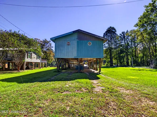 124 Lake Dr, Lucedale, MS 39452