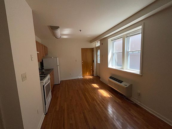 2nd image of 1227 Bainbridge St #2C