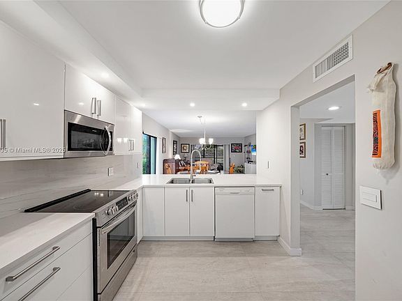 2nd image of 374 Lakeview Dr APT 101
