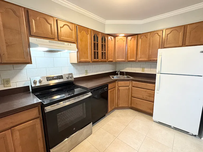 7 Regina Ct #4 — Photo 3