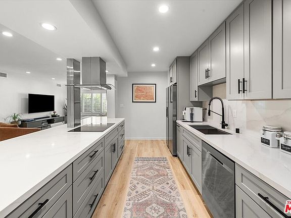 5th image of 1045 N Kings Rd APT 204