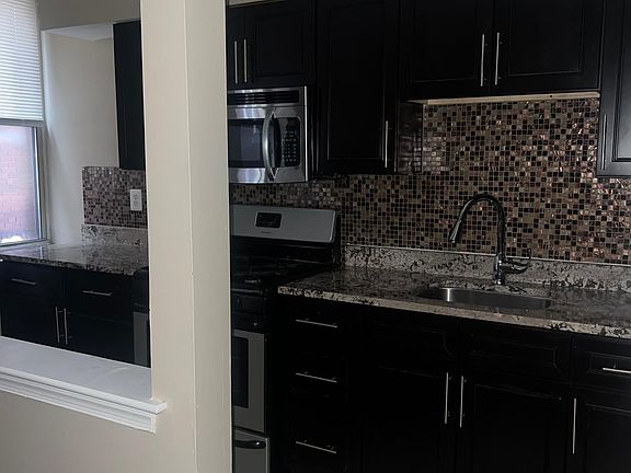 4th image of 4721 Chestnut St #D