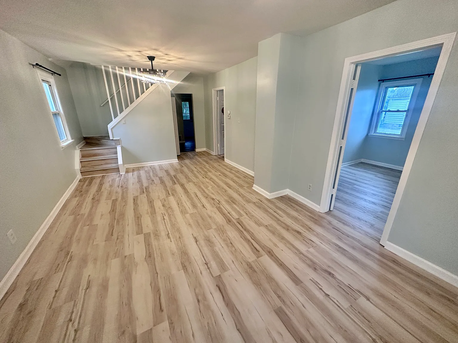 Remodeled True 4 bed 1 bath home Warrendale! — Photo 2