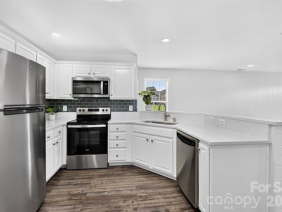 3rd image of 901 Hasty Rd