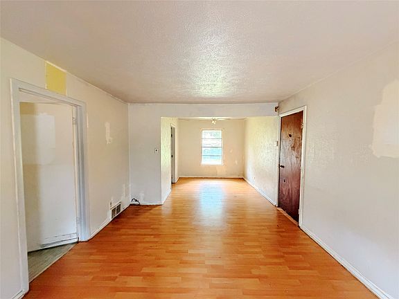 3rd image of 4405 Malden Ln