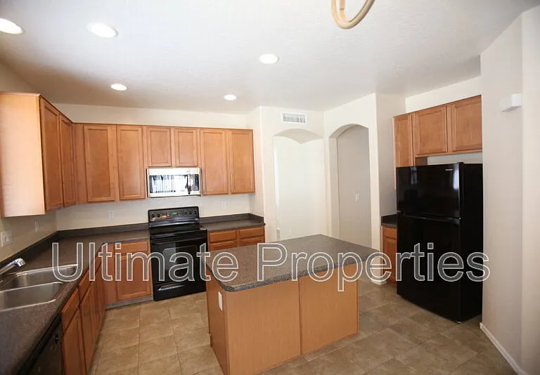 2230 W Oyer Ln — Photo 4