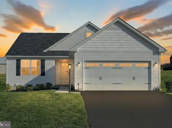 77 Summerfield Dr, Hanover, PA 17331