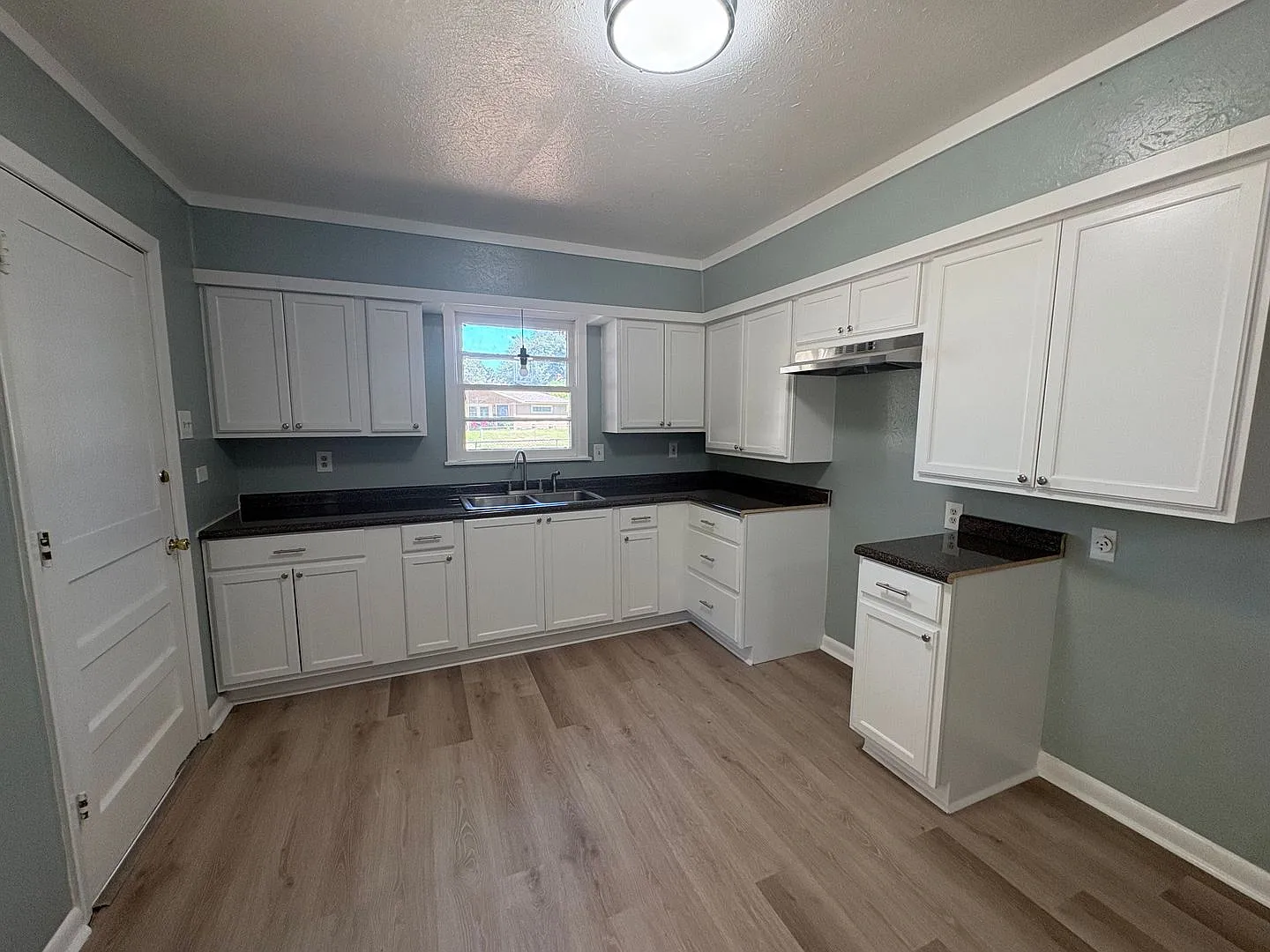 Beautiful 3 bedroom/1 bath home with Central Air and Heat! — Photo 3