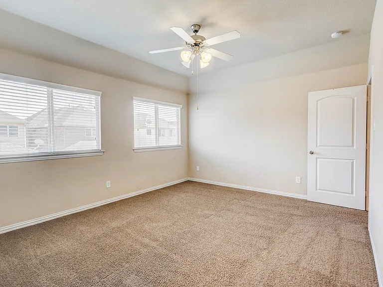 1020 Paradise Cv — Photo 33