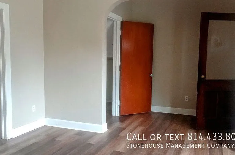241 E 10th St #1 — Photo 4