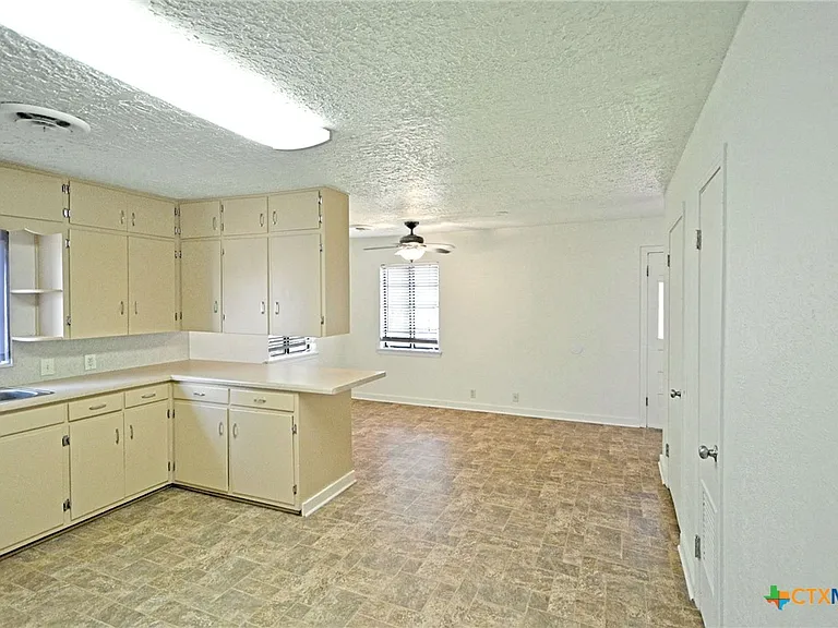 268 E Mill St — Photo 27