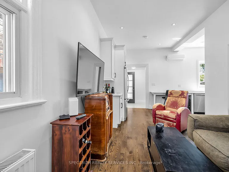 29 Raglan Ave — Photo 6