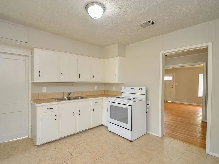 217 Owens St — Photo 12
