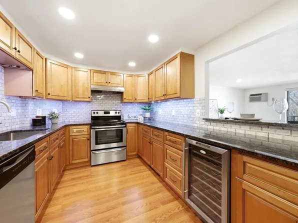 9 Broadway APT 217, Saugus, MA 01906