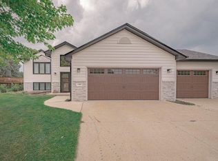 1707 Jack Nicklaus Dr, Elk Point, SD 57025
