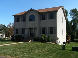 53 Old Farm Ln, Fall River, MA 02720