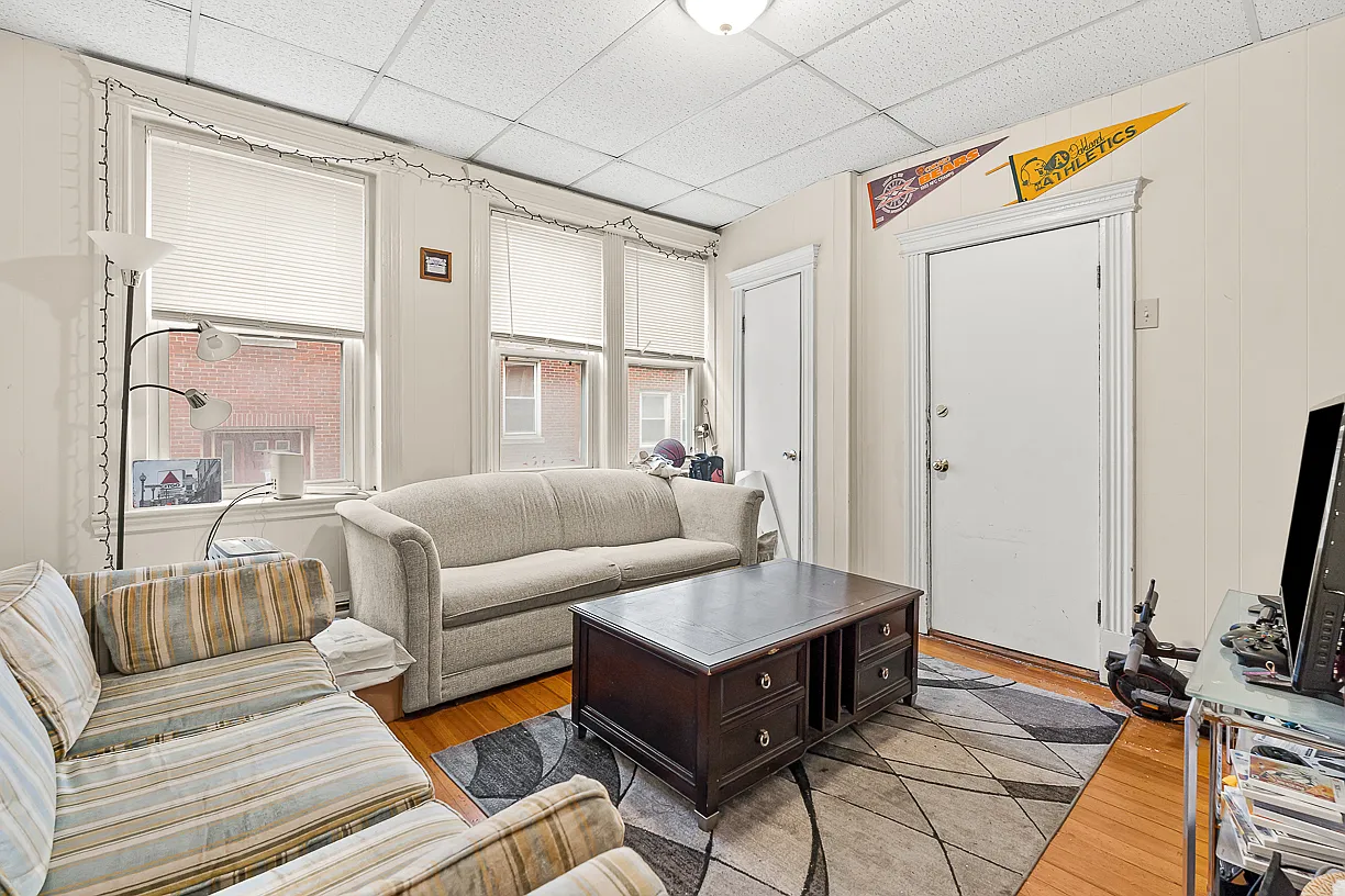 3 bed, 900 sqft, $3,600 — Photo 2