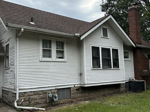 3rd image of 2225 N Court St