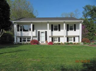 3825 Hyde Park Dr, Roanoke, VA 24018