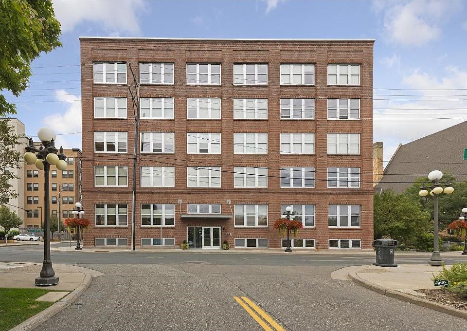 225 9th St E Lofts