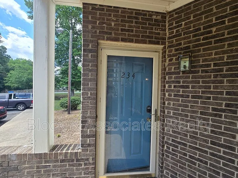 2 bed, 1.0 bath, $1,400 — Photo 4