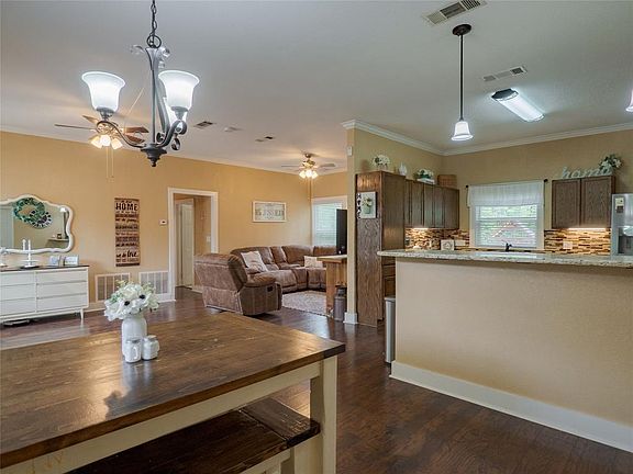 5th image of 1109 Phillips Dr