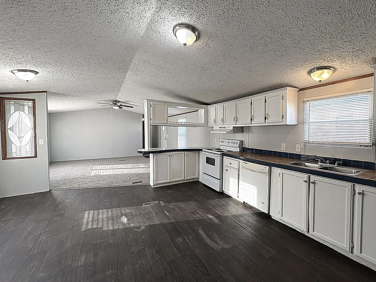 3 bed, 1216 sqft, $949 — Photo 2
