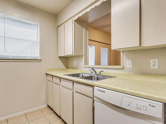 3rd image of 1602 Crestridge Dr #1620