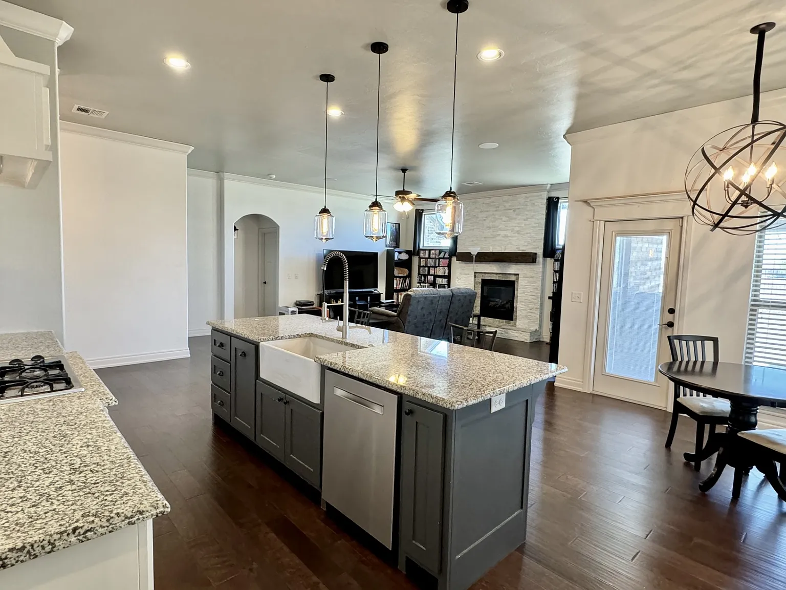 3 bed, 1898 sqft, $2,300 — Photo 3