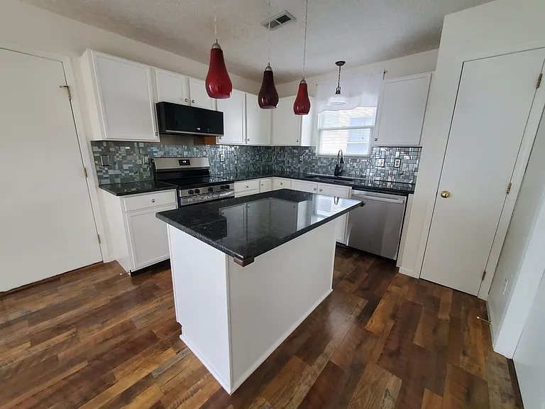 1505 Sarin St — Photo 7