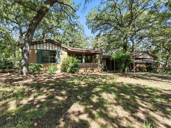 921 Red Bud Dr, Azle, TX 76020