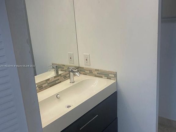 4th image of 16400 NE 17th Ave APT 507