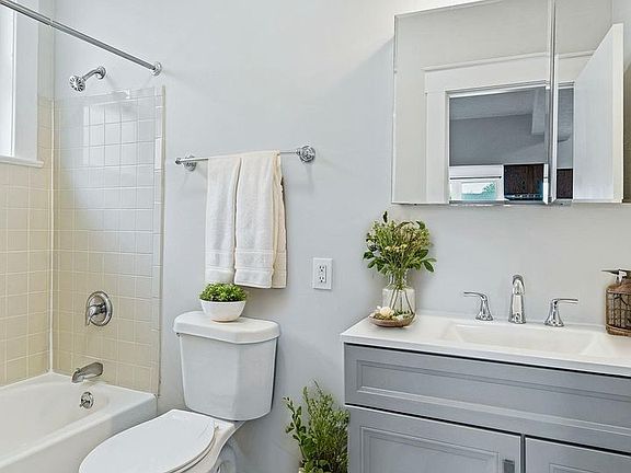 5th image of 431 Kensington Ct APT A