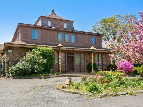 302 Maple St, Springfield, MA 01105