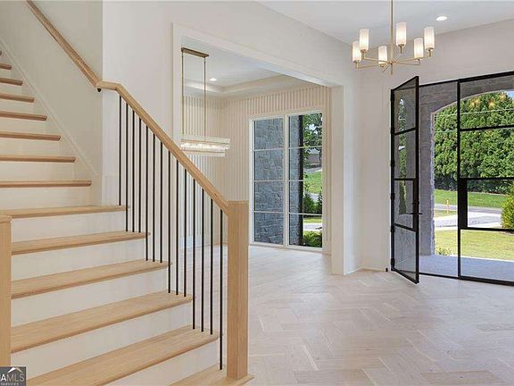 5th image of 290 Christopher Robin Rd
