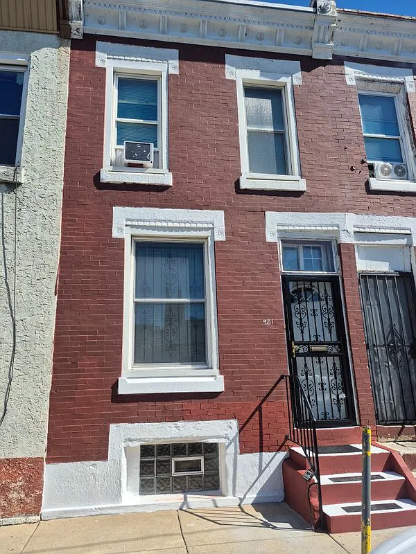 2 bed, 1.0 bath, 702 sqft, $1,200 — Photo 1
