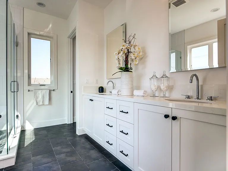 Fantastic 2 Story Farm House style Home with 4 Bedrooms and 3 Baths in Mid City area — Photo 56