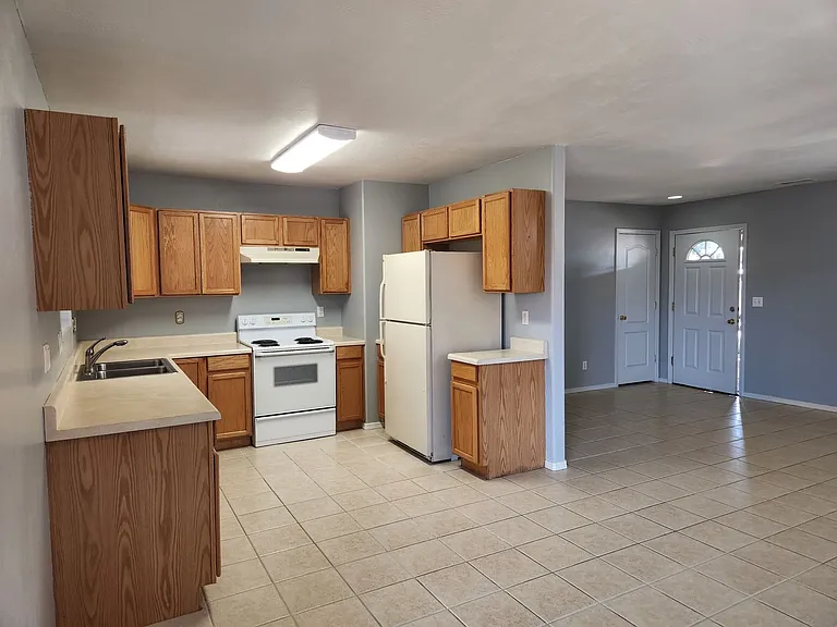 601 W Frontier St — Photo 8