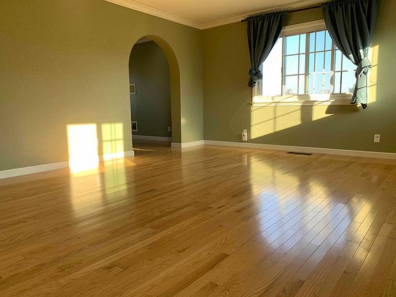 4th image of 901 Angus Ave W