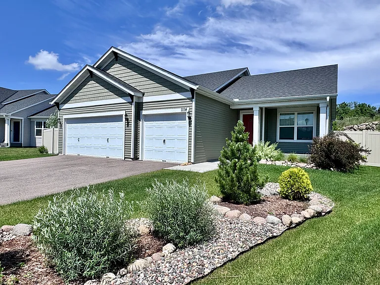 1114 Meadow Ln — Photo 2