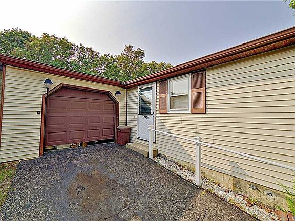 4th image of 115 Village Cir W