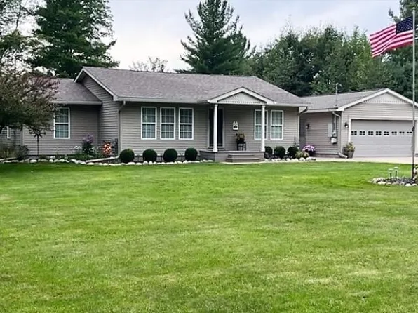 1021 S Forest Lake Dr, Alger, MI 48610