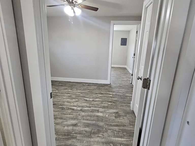 Front Bedroom: 13.5' x 9.6'
