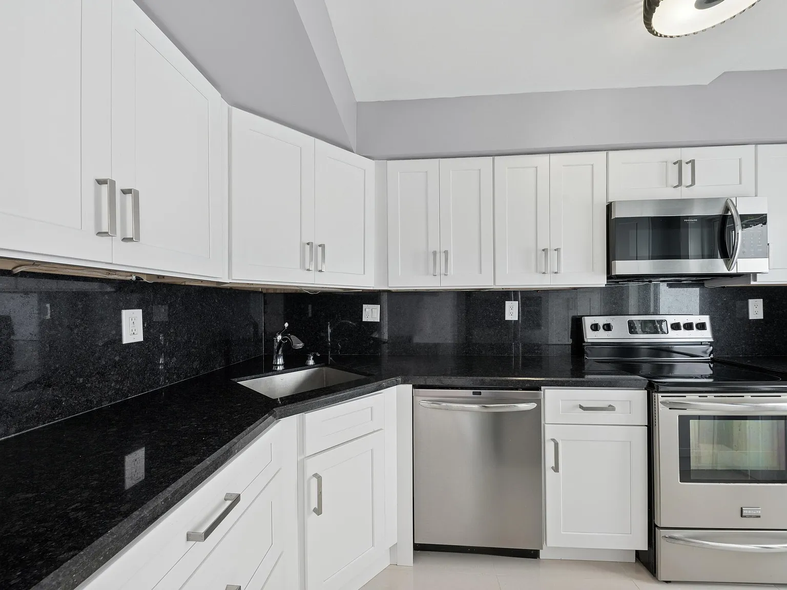2 bed, 2.0 bath, 1050 sqft, $4,500 — Photo 2